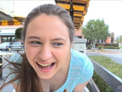 Extrême, Pénétrer avec le poing, Béant, Masturbation, Public, Solo, Gicler, Sous la jupe