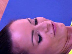 Fitness trainer lures babe into lesbian sex