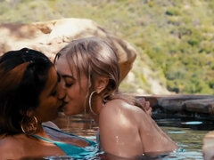 Chica, Penetracion con dedos, Lesbiana, Lamidas, Al aire libre, Piscina, Coño