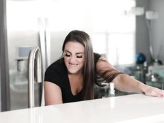 Grosser arsch, Grosse titten, Braunhaarige, Küche, Lecken, Milf, Muschi, Entkleiden