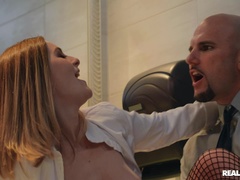 Amateur, Américain, Salle de bains, Blonde, Sucer une bite, Européenne, Fessée, Tatouage