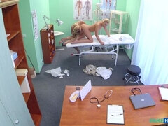 Cul, Médecin, En levrette, Doigter, Lesbienne, Léchez, Chatte, Russe