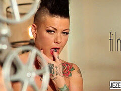 Oudere vrouw, Alleen