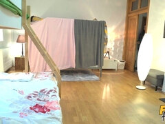 Asiatisch, Schlafzimmer, Hundestellung, Hardcore, Natürlichen titten, Flotter dreier, Titten, Nass