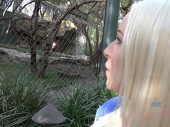 Enthousiasteling, Badkamer, Grote mammen, Blond, Jurk, Brillen, Kut duiken, Mager