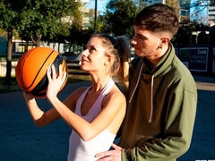 ブロンド, バック, 指いじり, 手コキする, キス, ペニス, 剃毛, スポーツ