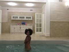 Derrière les coulisses, Noir ébène, Fille latino, Orgasme, Gicler, Se déshabiller, Adolescente, Serré