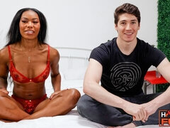 Dormitorio, Verga grande, Tetas grandes, Mamada, Ébano, Primera ves, Interracial, Virgen