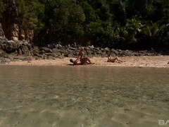 Anal, Plage, Blonde, Brunette brune, Tir de sperme, Lingerie, De plein air, Plan cul à trois