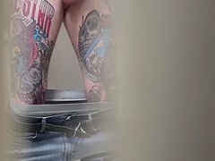 Amateur, Verga grande, Atrapados, Masturbación, Público, Ducha, Solo, Tatuaje