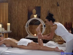Gros seins, Brunette brune, Massage, Huilée, Jouets, Vibromasseur, Mouillée