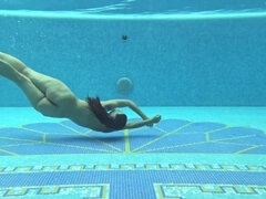 Tussi, Fetisch, Ungarisch, Pool, Öffentlich, Jungendliche (18+), Titten, Unter wasser