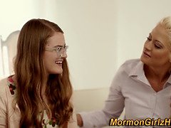 Leie, Flotter vierer, Freundin, Brille, Gruppe, Hd, Lesbisch, Milf
