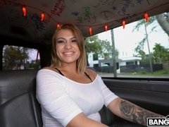Wohlbeleibte schöne frauen, Grosser arsch, Blondine, Blasen, Auto, Hundestellung, Handjob, Rasiert