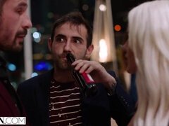 69 negenenzestig, Grote mammen, Blond, Pijpbeurt, Diep in de keel, Sperma in gezicht, Handbeurt, Likken