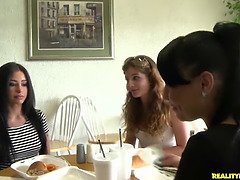 Gros cul, Sucer une bite, Brunette brune, 2 femmes 1 homme, Groupe, Hd, Chatte, Lécher le sphincter