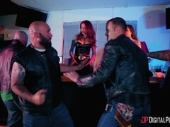 Tetas grandes, Morena, Polla, Peludo, Lamidas, Al aire libre, Cabello corto, Paja con tetas