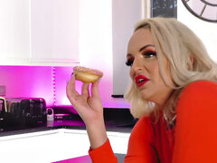 Blonde, Cuisine, Lesbienne, Léchez, Mère que j'aimerais baiser, Maman, Chatte, Jupe