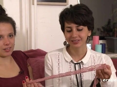 Gros seins, Brunette brune, Petite amie, Embrassement, Lesbienne, Maman, Seins naturels, Nénés