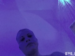 デカパイ, ブロンド, 指いじり, オナニー, シャワー, タトゥー, いじめ