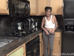 Vrouw, Harig, Hd, Keuken, Masturbatie, Kut duiken, Alleen, Tatoeage