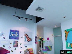 アナル, お尻, デカチン, フェラチオ, チン, 女 人男 人, なめる, ティーン