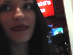 Gros seins, Sucer une bite, Brunette brune, Grossier, Embrassement, Léchez, De plein air, Public