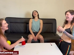 Braunhaarige, Lesbisch, Orgasmus, Muschi, Sich ausziehen, Scherzbold, Titten, Spielzeuge