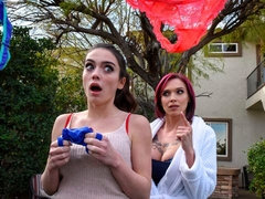 Gros seins, Fétiche, Cuisine, Lesbienne, Masturbation, Mère que j'aimerais baiser, Dénudage, Tatouage