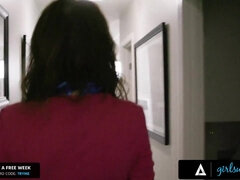 Derrière les coulisses, Gros seins, Brunette brune, Plantureuse, Face assise, Mère que j'aimerais baiser, Seins naturels, Actrice du porno