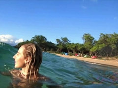 Enthousiasteling, Strand, Badpak, Blond, Vriendin, Klein, Openbaar, Tieten likken