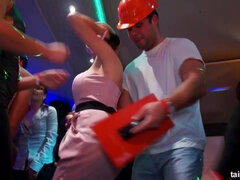 Pijpbeurt, Rondborstig, Dronken, Groep, Hardcore, Natuurlijke tieten, Orgie, Feest