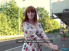 Américain, Gros seins, Sucer une bite, Gorge profonde, De plein air, Public, Rousse roux, Nénés