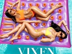 Минет, Брюнетки, Член, Ласковые ручки, Мастурбация, Бассейн, Бритые, Втроем