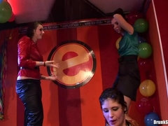 Grosse titten, Schwarz, Bekleidet, Handjob, Lesbisch, Lecken, Nackt, Orgie