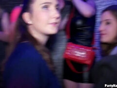 Amateur, Homme nu et filles habillées, Groupe, Talons, Interracial, Fête, Piercing, Echangistes