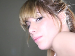 Gros cul, Gros seins, Sucer une bite, En levrette, Faciale, Hard, Fille latino, Seins naturels