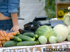 Grote lul, Grote mammen, Pijpbeurt, Naakte man aangeklede vrouw, Sperma in mond, Hd, Vrouw