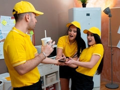 Blasen, Braunhaarige, Frau frau mann, Handjob, Tätowierung, Jungendliche (18+), Flotter dreier