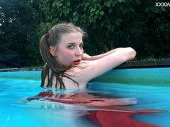 Morena, Hembra, Fetiche, Pequeña, Piscina, Solo, Tetas, Bajo el agua