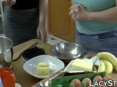 美人, ブロンド, エロ熟女, 食べ物, なめる, 淫乱熟女, オマンコ, 義母