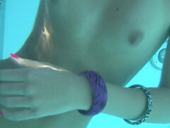 Leie, Braunhaarige, Kitzler, Interrassisch, Pool, Flotter dreier, Titten, Nass