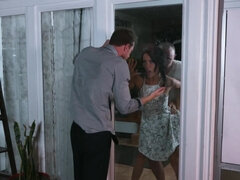 Blasen, Spermaladung, Hundestellung, Würgen, Natürlichen titten, Rasiert, Flotter dreier, Titten