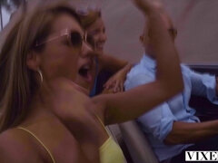 Blonde, Sucer une bite, 2 femmes 1 homme, Hard, Chatte, Chevaucher, Plan cul à trois