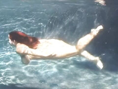 Belle grosse femme bgf, Gros cul, Gros seins, Nue  à poil, Piscine, Rousse roux, Rasée, Sous marin