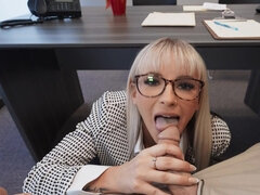 Blondine, Hundestellung, Aufs gesicht abspritzen, Hd, Lecken, Natürlichen titten, Büro, Muschi