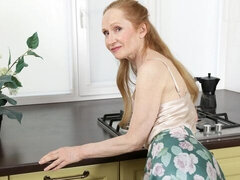 Leie, Arsch, Fingern, Küche, Masturbation, Natürlichen titten, Dürr, Entkleiden