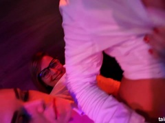 Bruinharig, Aangekleed, Pop, Hardcore, Lesbisch, Orgie, Feest, Spuiten