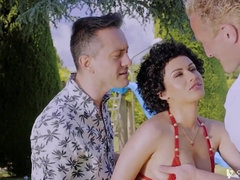 お尻, デカ尻, フェラチオ, チン, Hd, 淫乱熟女, アウトドア, 三人