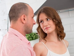 Anal, Grosse bite, Sucer une bite, Brunette brune, Cuisine, Seins naturels, Cheveux courts, Adolescente